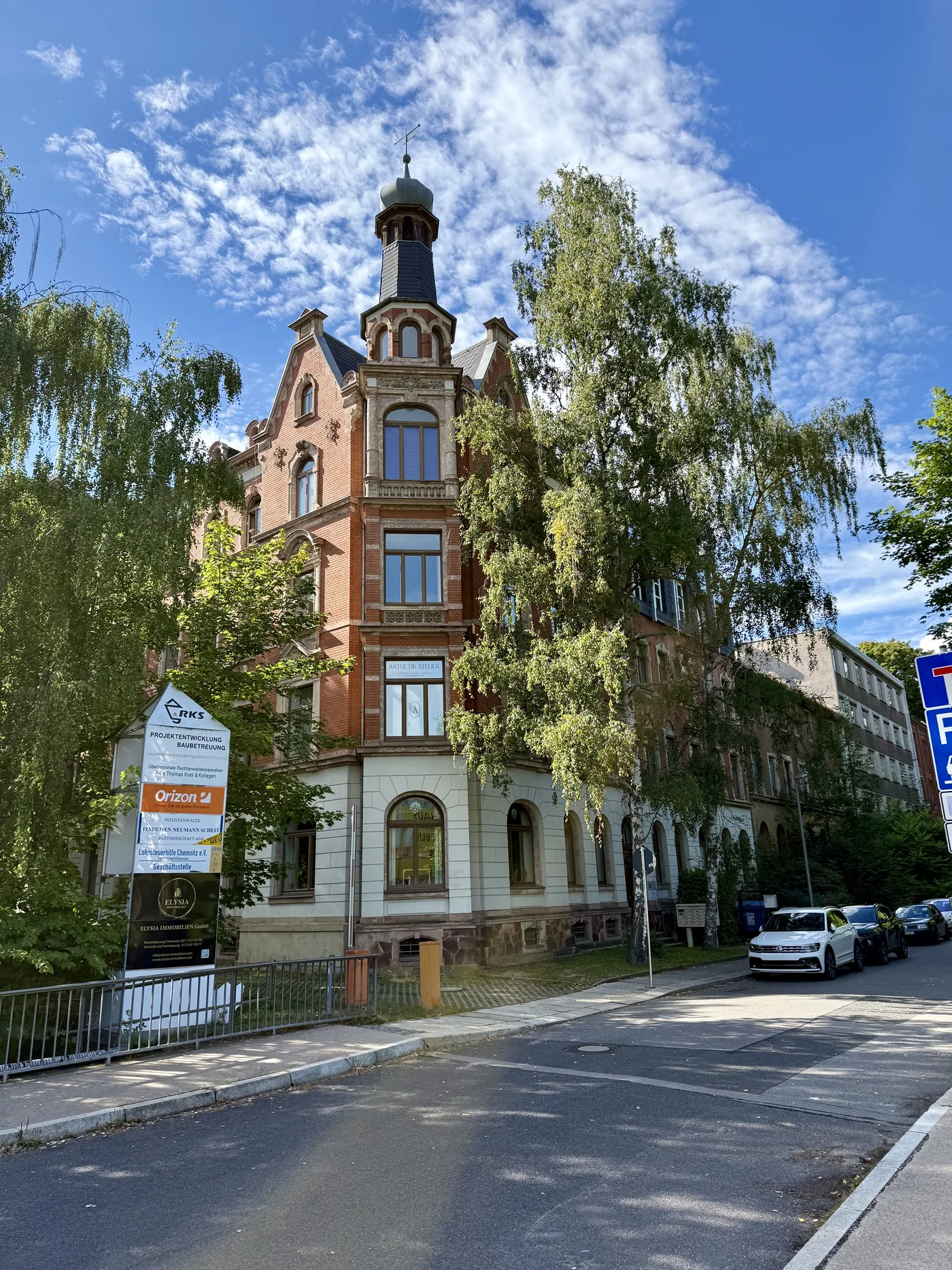 Historisches Eckgebäude mit markanter Fassade